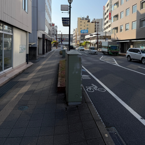 { そのまま直進いたしますと八十二銀行さまが左に見えてきます。 }